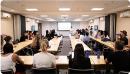Participantes reunidos em uma sala