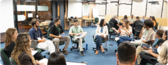 Participantes reunidos em uma conversa